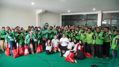 Immoderma Salurkan 100 Paket Sembako untuk Mitra Ojol di Banyumanik