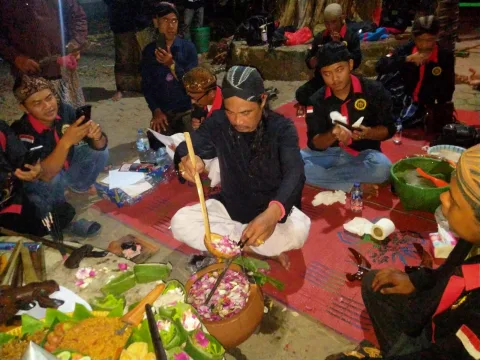 Ritual Sidikoro Warnai Bulan Suro, Komunitas Tosan Aji Jamas Ratusan Pusaka di Pati