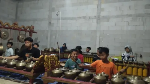 Tinggalkan Gawai, Anak-anak Sekararum Rembang Antusias Belajar Gamelan