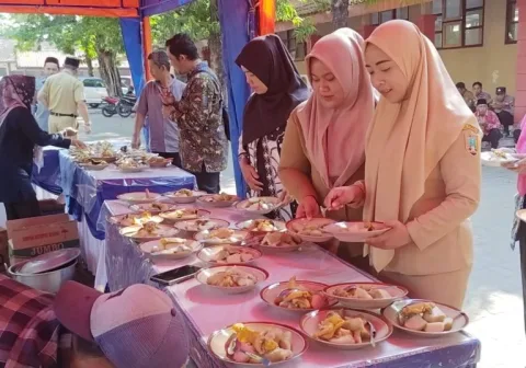Rembang Rayakan Harkopnas dengan Ngralisi Lontong Tuyuhan