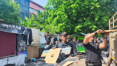 Satpol PP Tertibkan Empat Lapak Rosok di Jalur Menuju Kota Lama