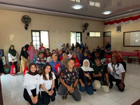 Immoderma Bagikan 100 Paket Sembako untuk Warga Tegal Sari Semarang