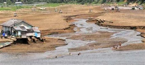 Sungai Kapuas Mengering dan Berdampak Bagi Sekitar