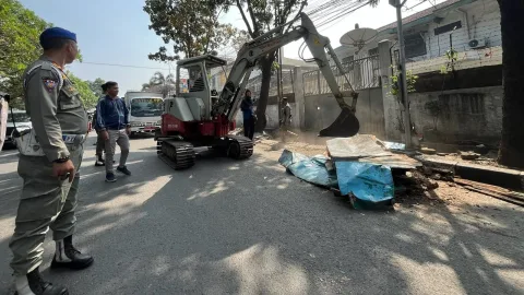 Tak Boleh Ganggu Fungsi Trotoar, Jalan dan Saluran Air, Pemkot Bandung Perketat Penataan PKL  Penertiban PKL di Kota Bandung, Jawa Barat. Foto: dokumentasi