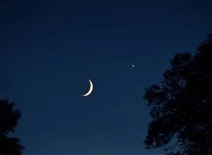 Fenomena Cantik Menghiasi Langit Indonesia Mirip Bulan dan Bintang