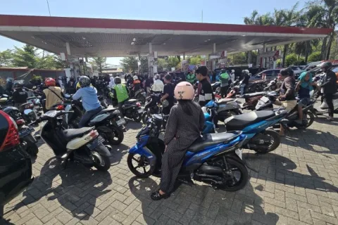 Bahlil Ungkap Penyebab Antrean Panjang BBM di Makassar