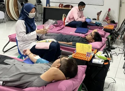 HUT ke-81 PMI, Alfamart Gerakkan Karyawan Donor Darah di 28 Lokasi