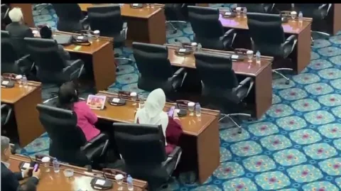 Viral ! Anggota DPR RI Asik Video Call saat Rapat Tengah Berlangsung