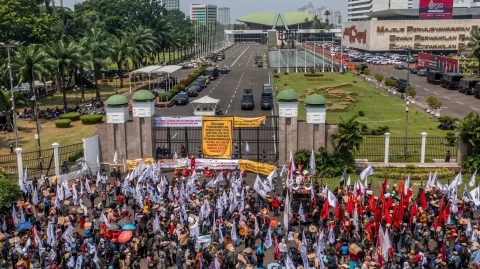 Aksi demo Terjadi Di Jakarta Oleh Sejumlah Buruh Mencapai 50.000 Orang