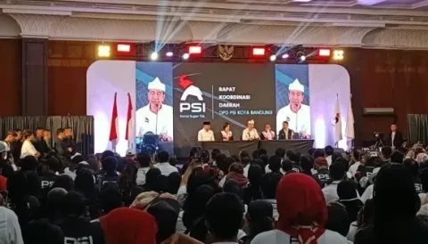 Jokowi Pamer KTA, Tegaskan Jadi Anggota PSI sejak Oktober 2025