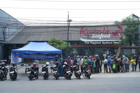 CSR Peduli Masyarakat, Kurnia Seafood Semarang Bagkikan Makan Siang Gratis