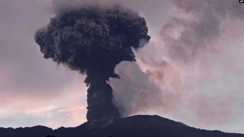 Gunung Marapi Alami Erupsi Tengah Malam, Suara Dentuman Terekam CCTV