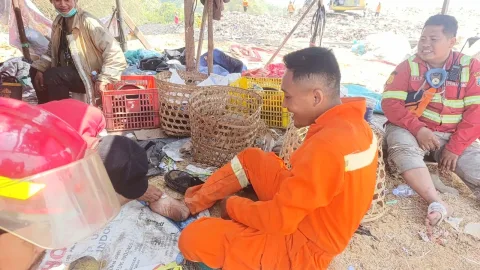Kekurangan APD, Dua Petugas Damkar Terluka Saat Padamkan TPA di Rembang