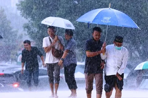 Pantauan Cuaca BMKG Terkait Potensi Hujan Lebat dan Angin Kencang