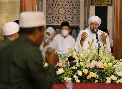 Habib Syech bin Abdul Qadir Assegaf mengobati rasa rindunya dengan bershalawat bersama ribuan Syekhermania secara virtual baru-baru ini. (DIMAS EL SHIHAB/LINGKAR.CO)