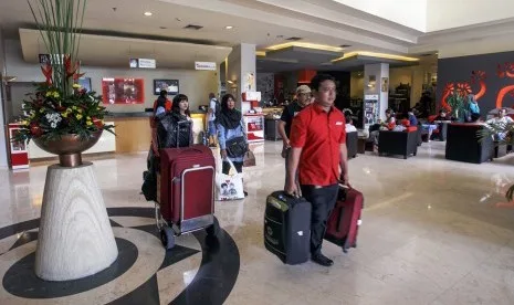 Terlihat sejumlah wisatawan di salah satu lobi hotel di Yogyakarta belum lama ini. (ANTARA/LINGKAR.CO)