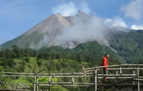 Pengunjung menikmati suasana pemandangan Gunung Merapi di Kalitalang, Balerante, Kemalang, Klaten, Jawa Tengah, Kamis (24/12). (ANTARA/LINGKAR.CO)