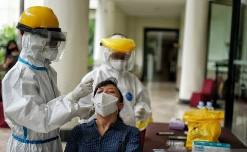 Petugas kesehatan melakukan tes cepat antigen kepada pengunjung di sebuah hotel di Kota Bandung, Jawa Barat. (ANTARA/LINGKAR.CO)