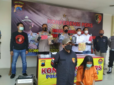MENUNJUKKAN: Kaolrestabes Semarang saat menunjukkan barang bukti dalam jumpa pers, baru- baru ini. (RISCA KRISDAYANTI/LINGKAR JATENG)