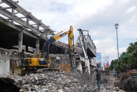 Rubuh: Para pekerja sedang merubuhkan bangunan bekas mall Matahari menggunakan escavator, baru-baru ini. (NISA HAFIZHOTUS SYARIFA/LINGKAR JATENG)