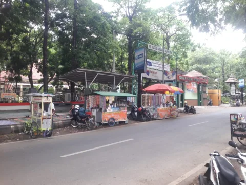 Pedagang kaki lima di Taman Krida Kudus, baru-baru ini. (NISA/LINGKAR.CO)