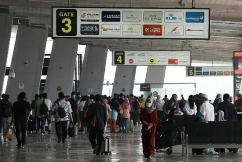Ilustrasi ratusan WNA menumpuk di Terminal 3 Bandara Soetta. (ANTARA/LINGKAR.CO)