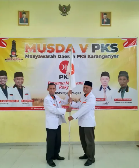 Pergantian -Serah terima estafet kepemimpinan DPD PKS Karanganyar dari ketua lama, Joko Trisusilo (kiri) kepada Anwar Susilo (kanan) dalam Musda V PKS Karanganyar, baru-baru ini. (PUJOKO/LINGKAR JATENG)