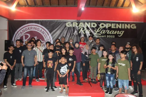 Classic Rock Kabupaten Semarang (CRKS) gelar konser amal untuk bantu musisi, hal ini merupakan aksi solidaritas sesama musisi. Konser Amal tersebut digelar di Angkringan Ra Larang, Ungaran, Kabupaten Semarang, Minggu (16/1/2022). NURSEHA/LINGKAR.CO
