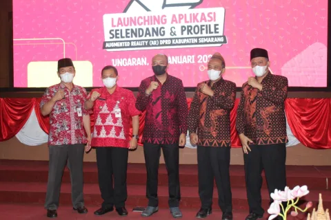 Ketua DPRD Kabupaten Semarang Bondan Marutohening (tengah) bersama dengan Bupati Kabupaten Semarang Ngesti Nugraha (dua kiri) saat rilis aplikasi Selendang di Kantor DPRD Kabupaten Semarang, Rabu (19/1/2022). NURSEHA/LINGKAR.CO