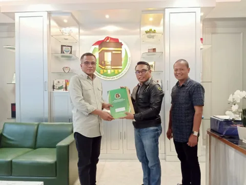 Ketua DPC PPP Kabupaten Semarang Nurul Huda (tengah) saat menerima SK diserahkan oleh Sekjen DPP PPP Gus Arwani Thomafi (kiri) didampingi oleh ketua Fraksi PPP DPRD Kabupaten Semarang Zaenudin (kanan) di Jakarta, Rabu (19/1/2022). Dok. Pribadi/Lingkar.co