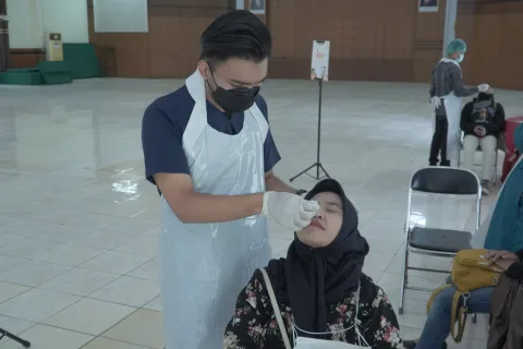 Salah Satu Karyawan Kampoeng Kopi Banaran Saat Mejalani Tes Antigen. dok pribadi/Lingkar.co
