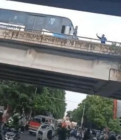 Khaerudin, Sopir Transjakarta Mendapat Apresiasi Karena Selamatkan Wanita yng Hendak Bunuh Diri di Jembatan Dua, Jakarta Barat. ISTIMEWA/LINGKAR.CO