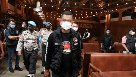 Direktur Reserse Narkoba Polda Metro Jaya Kombes Pol Mukti Juharsa bersama tim saat melakukan operasi di Bar Duck Down, Jumat (28/1/2022).