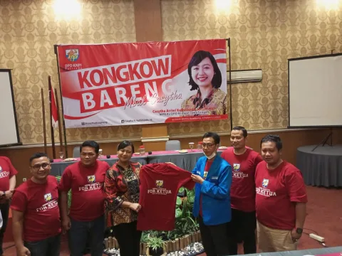 Penyerahan kaos sebagai dukungan kepada casytha Arriwi Kathmanduoleh ketua KNPI Rembang. dok pribadi/ Muhammad Akid Aunulhaq/ LINGKAR.CO