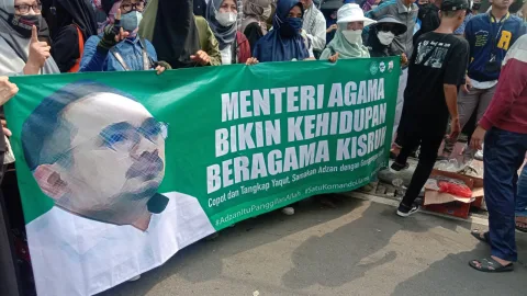 Gerakan Pemuda Ka’bah (GPK) DKI Jakarta dan Banten menggelar demo Aksi Bela Islam menuntut Menteri Agama Yaqut Cholil Qoumas Mundur dari Jabatannya di Lapangan Monas, Jakarta Pusat, Jumat (04/03/2022). Muhammad Idris/LINGKAR.CO