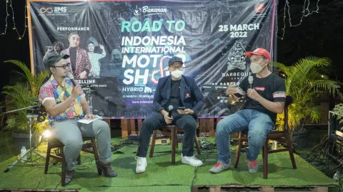 Rumpoko Hadi (tengah) Direktur Dyadra Banaran Nusantara dan Gubernur FK3O Jawa Tengah Ari Sinyo (kanan) saat acara Road to IIMS 2022 di Kampoeng Kopi Banaran, Jumat (25/3/2022). ARIF FEBRIYANA/LINGKAR.CO