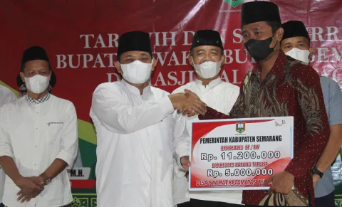 Bupati Kabupaten Semarang Ngesti Nugraha saat memberikan Bantuak kepada Kepala Desa Nyamat, dalam acara Tarhim yang digelar di Masjid Al-Falah Desa Nyamat, Tengaran, Kabupaten Semarang, Kamis (7/8/2022). NURSEHA/LINGKAR.CO