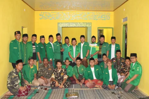 Ketua PC GP Ansor Kota Semarang Abdur Rahman (Gus Dora) bersama pimpinan anak cabang dan ranting wilayah Tugu dan Ngaliyan dalam kegiatan Turun Basis di Tugu, Kota Semarang, Minggu (10/4/2022). NURSEHA/LINGKAR.CO