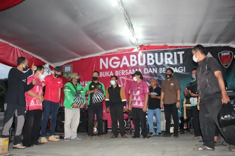 Penyerahan tali asih kepada komunitas ojek online dan ojek pangkalan oleh Kepala DLH, Kepala Dinas Pariwisata dan Ketua DPRD Kabupaten Semarang dalam acara Ngamen Ngamal di Alun-alun Bung Karno, Rabu (27/4/2022). Nurseha/Lingkar.co