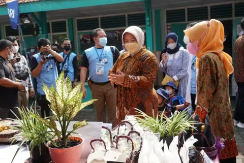 Wakil Bupati Purworejo Yuli Hastuti SH kunjungi langsung UMKM untuk pemudik di Purworejo. ROHADI/Lingkar.co