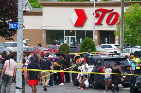 penembakan di sebuah supermarket di Kota Buffalo, New York, Amerika Serikat, Sabtu (14/5/2022). ISTIMEWA/LINGKAR.CO