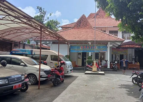 Gedung Dinas Kependudukan dan Pencatatan Sipil (Disdukcapil) Kabupaten Pati yang berada di Jalan Tombronegoro. (Arif Febriyanto/Lingkar.co)