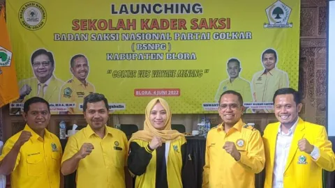 DPD Golkar Blora bersama dengan Wakil Ketua DPRD Provinsi Jateng Ferry Wawan Cahyono (dua kiri) Padmasari Mustika Jati (tengah) saat menggelar pendidikan politik sekolah kader saksi. Dok. Pribadi/Lingkar.co