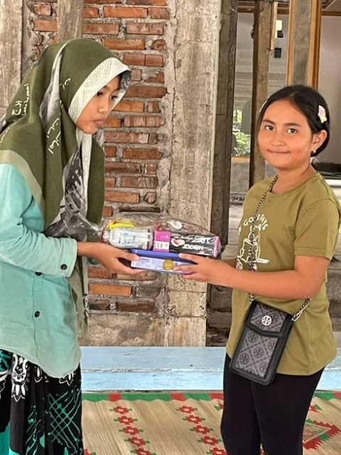 Shinya Kaori Katarina Hanako bersama Sahabat Panti Asuhan Yadayanu, Minggu (12/6/2022)/LINGKAR.CO
