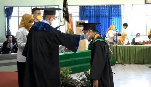 Jurnalis Lingkar.co Achmad Rohadi (Paling Kanan) saat wisuda ke-66 Universitas Muhammadiyah Purworejo. Dok. Pribadi/Lingkar.co