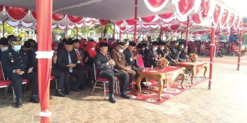 KHIDMAT: Ketua DPRD Demak, Sri Fahrudin Bisri Slamet saat mengikuti upacara HUT Kemerdekaan ke-77 RI di Lapangan Simpang 6 Kabupaten Demak pada Rabu, 17 Agustus 2022. (Tomi Budianto/Lingkar.co)