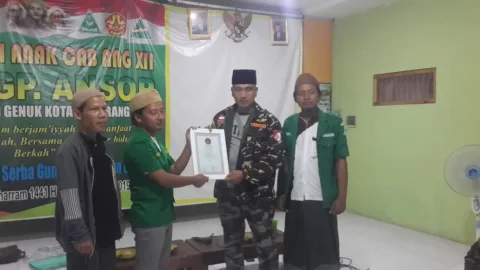Ketua PC GP Ansor Kota Semarang, Abdur Rahman saat menyerahkan sertifikat Diklatsar Banser di kantor PAC GP Ansor Genuk. RIFQI/LINGKAR.CO
