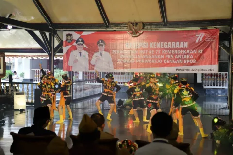 Tarian Ndolalak Khas Purworejo meriahkan acara resepsi Kenegaraan HUT RI ke 77, dalam acara tersebut Bupati Purworejo Agus Bastian serukan persatuan dan kebersamaan kepada masyarakat Purworejo. Achmad Rohadi/Lingkar.co