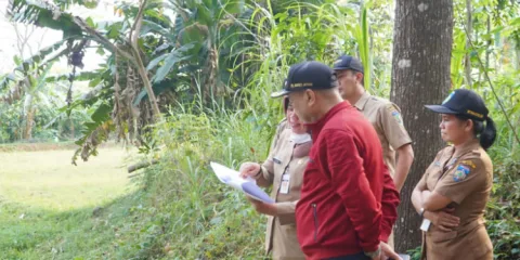 MENINJAU: Pj Bupati Jepara, Edy Supriyanta saat meninjau lokasi perluasan TPA Bandengan, baru-baru ini. (Muslichul Basid/Lingkar.co)