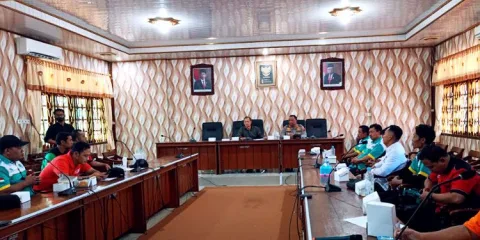 KONDUSIF: Ketua DPRD Demak, Sri Fahrudin Bisri Slamet saat beraudiensi dengan aliansi buruh di ruang rapat pimpinan pada Kamis, 15 September 2022. (Tomi Budianto/Lingkar.co)